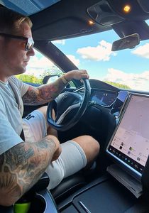 Karl-Johan talking to Tarvis in the car