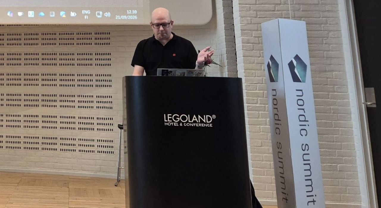 Jukka Niiranen at the lectern in the Duplo hall at Nordic Summit 2026