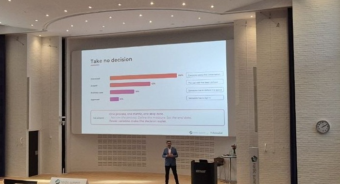 Allan Rocha in front of the slide Take no decision, a funnel from interested to scoped, business case and approved